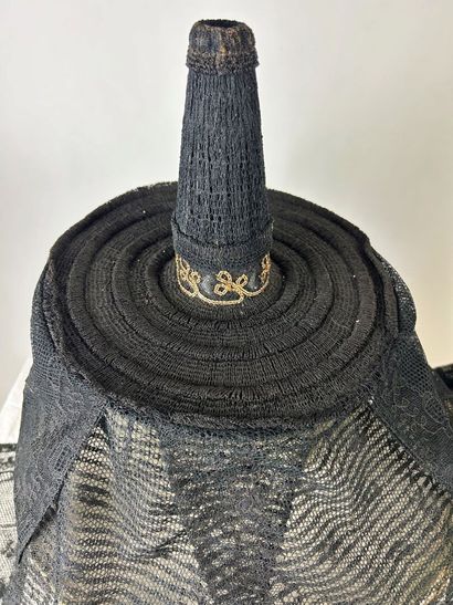 Deux chapeaux Bressans dit Cheminée avec...