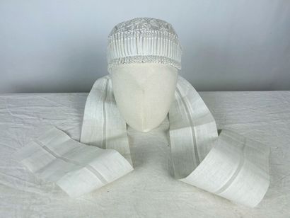 Cinq coiffes de fête en tulle blanc brodé,...