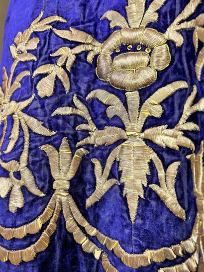 Une robe et un kaftan de cérémonie brodés...