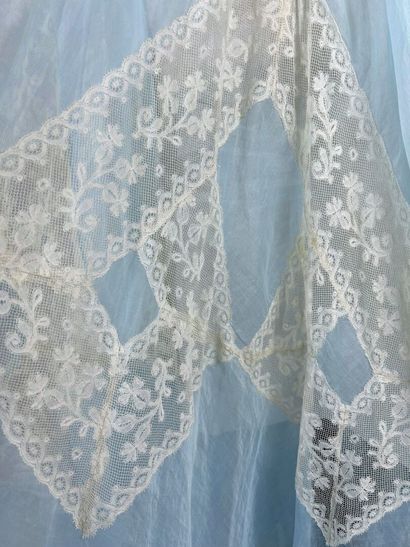 Robe longue estivale en organza bleu-ciel...
