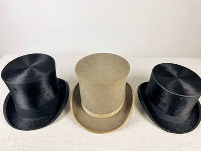 Trois chapeaux haut de forme à bords relevés,...