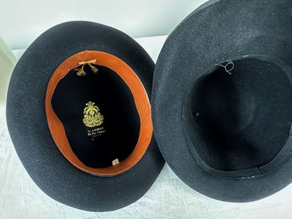 Cinq chapeaux de mode pour dame en feutre...