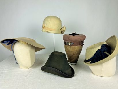 Cinq chapeaux de mode et bibis pour dame,...
