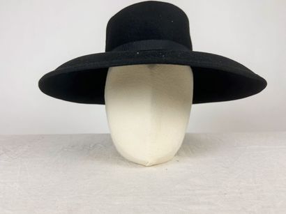 Trois chapeaux et bibis de mode des années...
