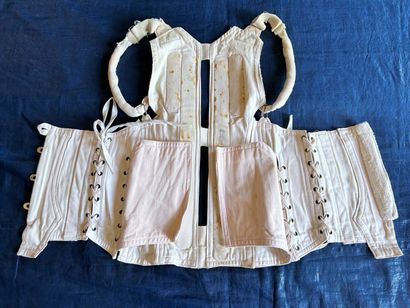 Un étonnant corset orthopédique en coutil...