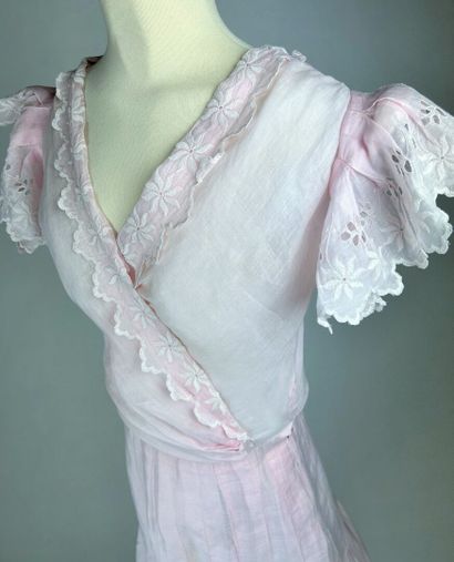 Robe d'été d'une adolescente en organdi rose...