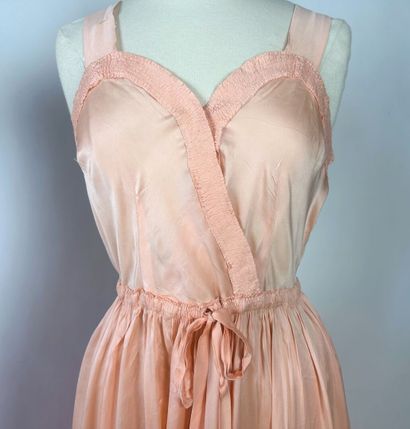Trois robes longues, déshabillés pour le...