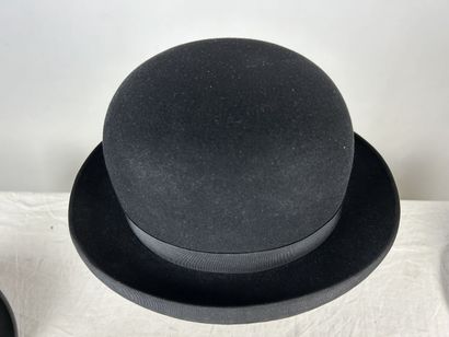 Quatre chapeaux melon en feutre noir, à bords...