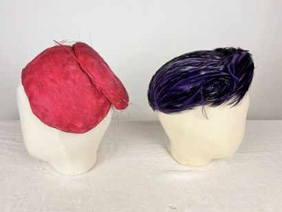 Une collection de quatre précieux bibis en...