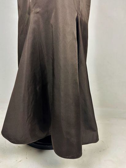 Une robe longue d'été pour le soir en taffetas...