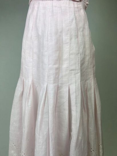 Robe d'été d'une adolescente en organdi rose...