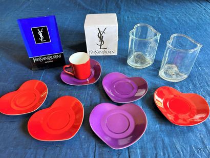 Une plaque en Plexiglass Yves Saint Laurent...