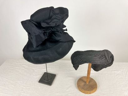 Cinq chapeaux de mode en feutre noir des...