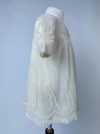 Une robe de baptême et un corsage brassière...