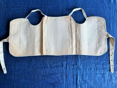 Trois corsets en coutil et coton blanc pour...
