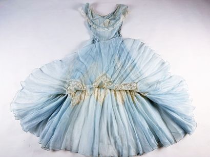 Robe longue estivale en organza bleu-ciel...