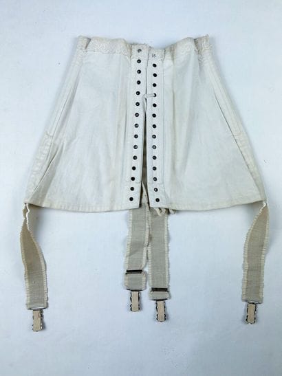 Deux corsets baleinés en coutil et quatre...