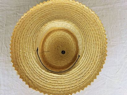 Trois chapeaux de mode en paille jaune pour...