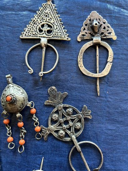 Une collection de bijoux berbères en métal...