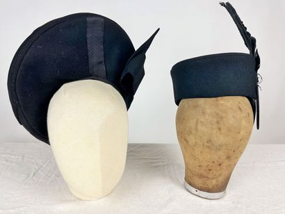 Cinq chapeaux de mode pour dame en feutre...