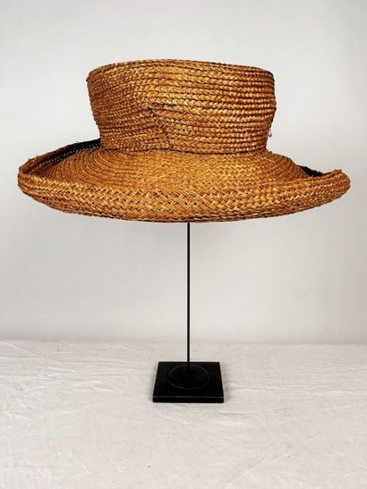 Trois gigantesques chapeaux de mode pour...