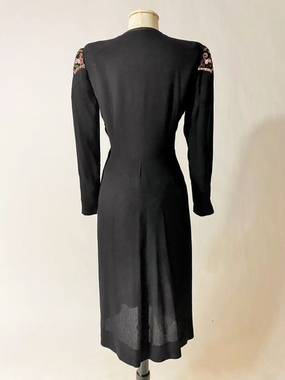 Une robe de cocktail ou de dîner en crêpe...