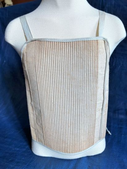 Trois corsets en coutil et coton blanc pour...
