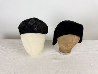 Quatre chapeaux de mode en velours noir pour...
