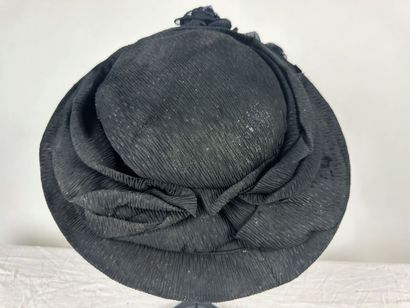 Trois chapeaux et un bibi de mode pour dame...
