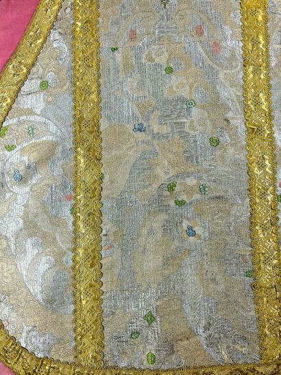 Précieuse chasuble à la romaine en drap d'or...