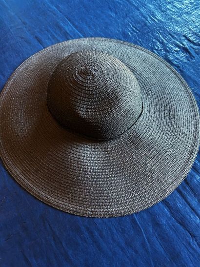 Deux grands chapeaux capeline et deux paires...