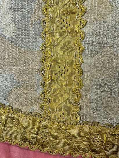 Précieuse chasuble à la romaine en drap d'or...