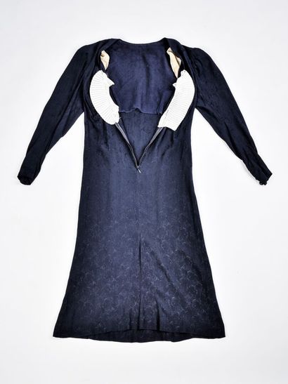 Une robe de cocktail en crêpe façonné Marine...