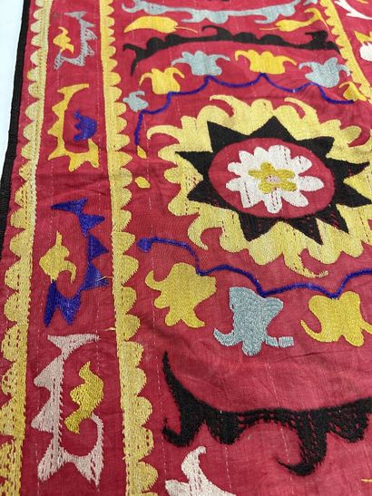 Un tapis de prière en Suzani, broderie polychromes...