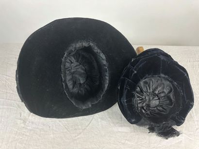 Trois remarquables chapeaux et bibi noirs...