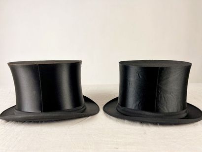 Deux chapeaux claque en satin noir dont un...