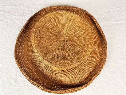 Trois gigantesques chapeaux de mode pour...