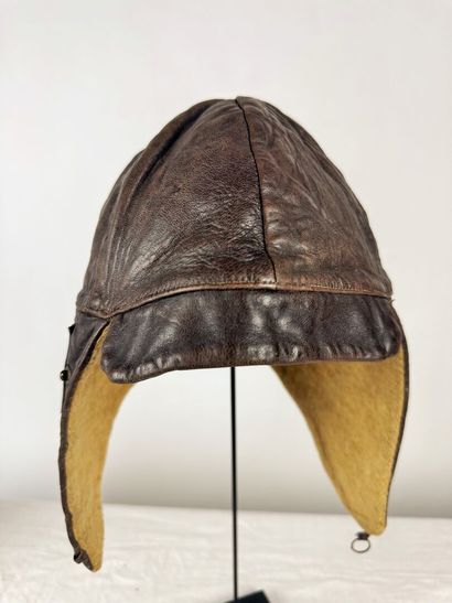 Un bonnet d'aviateur ou de motard en cuir...