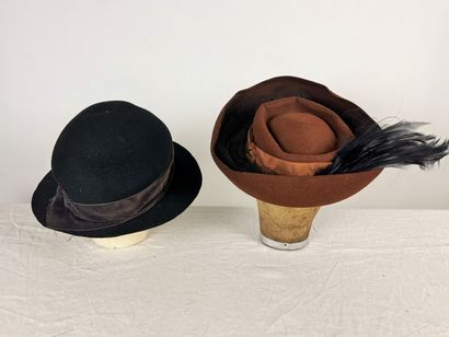 Quatre beaux chapeaux de mode et bibis en...