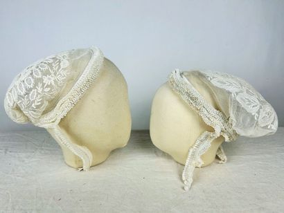 Cinq coiffes de fête en tulle blanc brodé,...