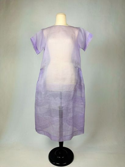 Une robe estivale de forme sac en organza...