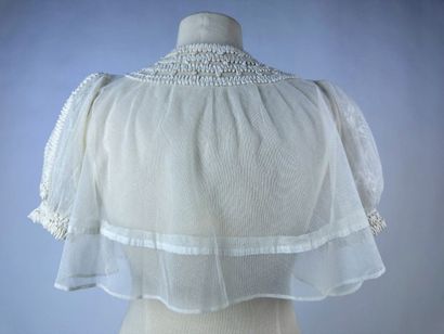 Une robe de baptême et un corsage brassière...