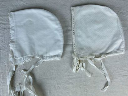 Un ensemble de douze coiffes de jour, charlottes,...
