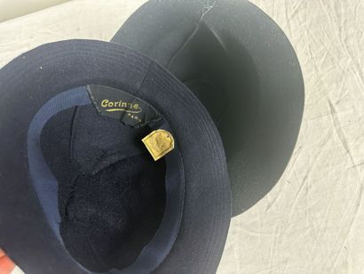 Cinq chapeaux de mode en feutre noir des...