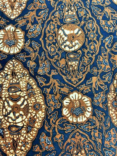 Un grand panneau de Batik fond bleu indigo...