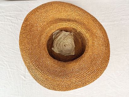 Trois gigantesques chapeaux de mode pour...