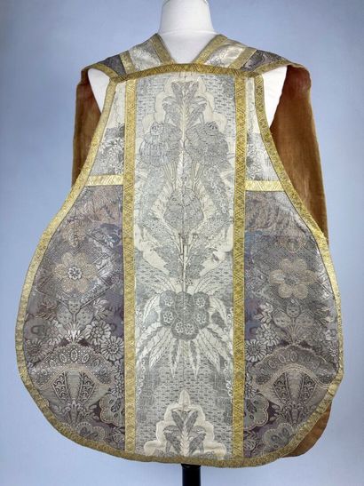 Chasuble à la romaine à deux brocarts en...
