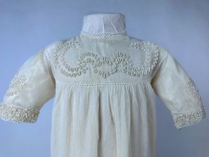 Une robe de baptême et un corsage brassière...