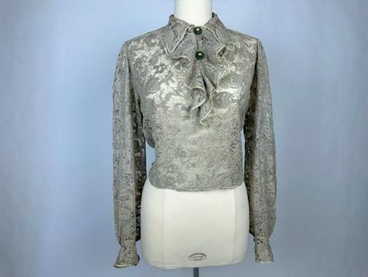 Un corsage en fine guipure couleur lin-ficelle...