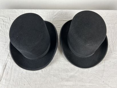 Quatre chapeaux melon en feutre noir, à bords...